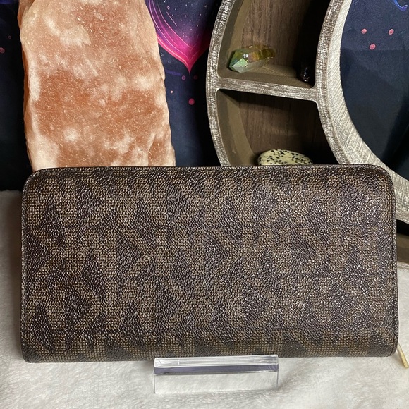 EUC Michael Kors Large Logo Continental Zip Wallet W/Locket - Picture 2 of 5